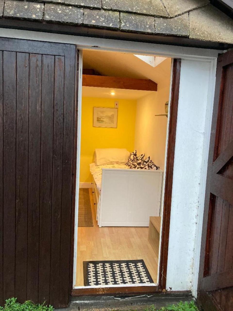 Studio Annexe With Separate Shower Room Broadhempston Bagian luar foto